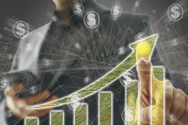 Hombre de negocios analiza un gráfico en una pantalla táctil. Conoce aquí las mejores inversiones en Ecuador.