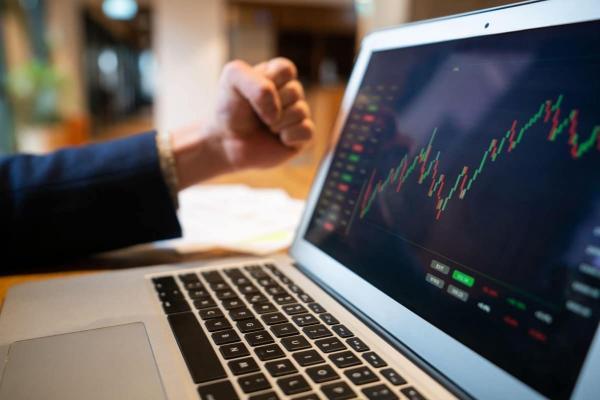 Inversionista observa estadísticas positivas de las mejores acciones para invertir.