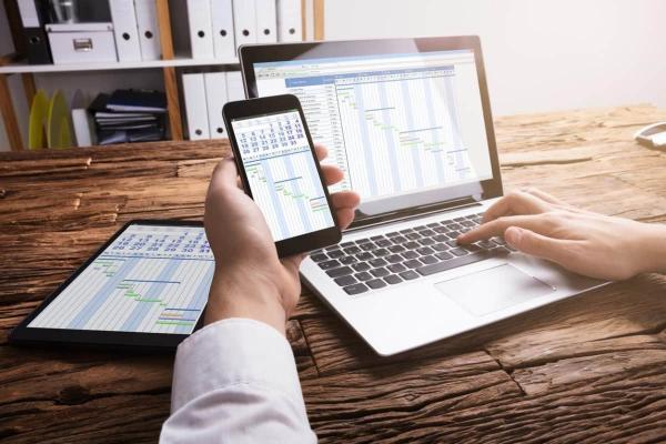 Un inversor revisa en sus dispositivos electrónicos el calendario económico.