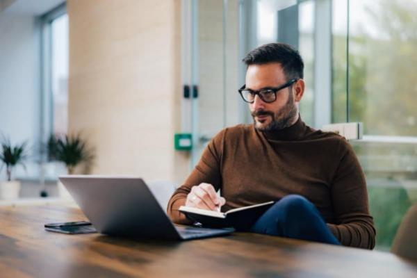 Un inversionista consulta en su laptop sobre fondos indexados.