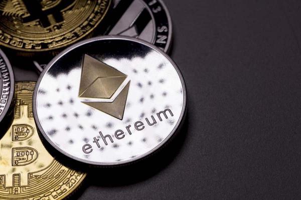 ETH, BTC y otras cripto sobre un fondo negro. El arbitraje de criptomonedas es una estrategia muy popular entre los traders.