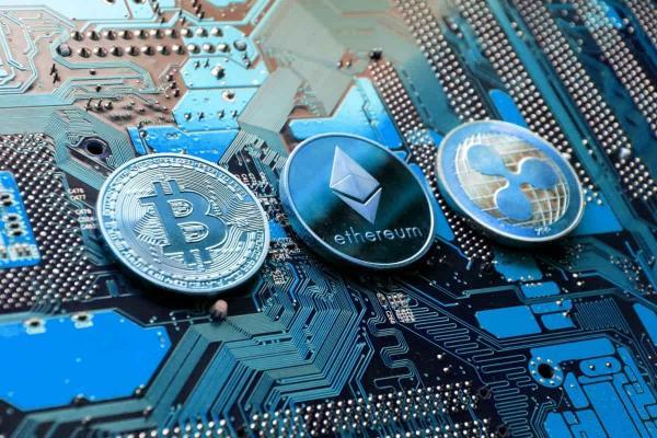 BTC, ETH y XRP sobre la placa de un ordenador. Conoce aquí sobre la aplicación del RSI en las criptomonedas.