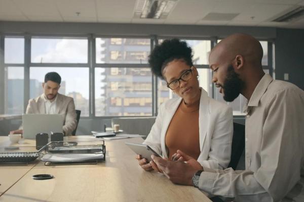 Dos inversionistas hablan sobre diferentes tipos de instrumentos financieros.