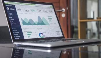 Computadora con gráficos de los fondos de inversión.