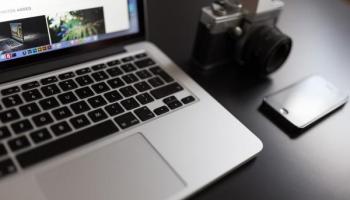 Computadora para conocer e investigar en qué invertir en Chile.