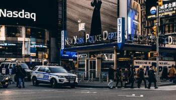 Cartel en la ciudad de New York con la bolsa de valores NASDAQ.