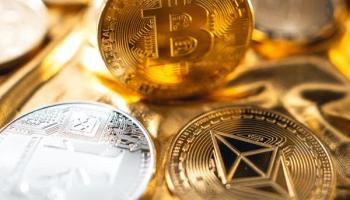 Monedas que simbolizan las distintas criptomonedas disponibles en el mercado.