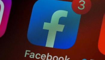 Logo de la aplicación de Facebook en un dispositivo móvil 