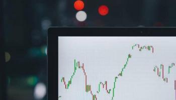 Una pantalla con gráficas. Las figuras chartistas son las formas que toman las subidas y bajadas de los gráficos de valores. 