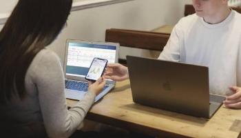 Dos traders se juntan para hacer análisis técnico y detectar un pullback. 