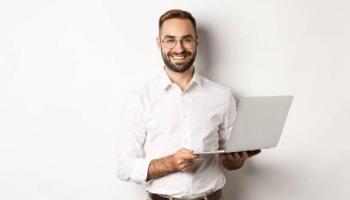 Un trader frente a la computadora invierte en smart contracts o contratos inteligentes.