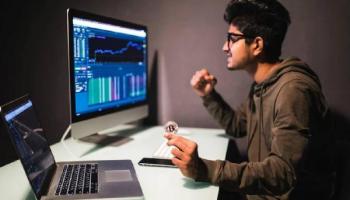 Una trader en la computadora, navega en el ciberespacio mientras compra cryptos.