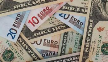 Imagen de varias divisas, como dólares y euros. 