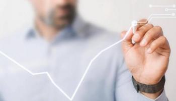 Un inversionista realiza gráficos en una pantalla táctil.