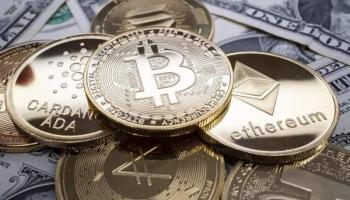 Las criptomonedas Bitcoin y Ethereum, dos altcoins, sobre una superficie de dólares.