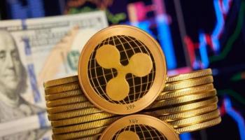 Monedas XRP con un dólar y una gráfica de tendencia de fondo. Conoce qué es Ripple.