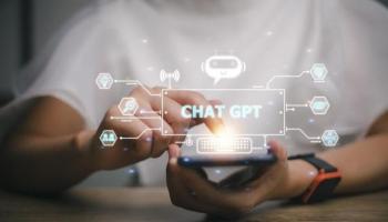 Una persona interactúa con un bot desde su celular y descubre cómo usar ChatGPT.