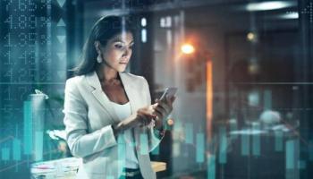 Empresaria usa su teléfono celular para investigar cómo invertir en bonos.