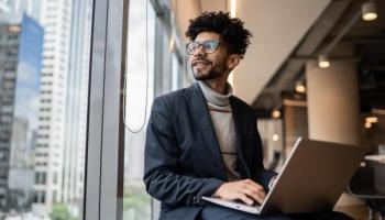 Un hombre de negocios usa prompt para comprar acciones en plataformas de trading.