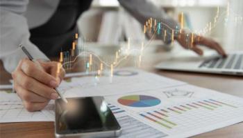 Hombre de negocios analiza indicadores. Descubre aquí todo sobre bursatilidad.