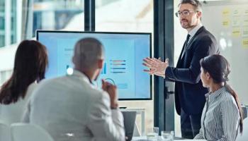 Empresarios analizan estadísticas de su cartera de inversión.