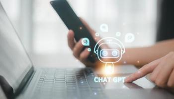 Un trader investiga en sus equipos móviles qué es Chat GPT.