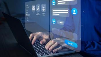 Un trader interactúa desde su computador con un chat de inteligencia artificial.