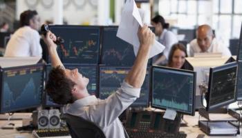 Un trader celebra el éxito de sus estrategias de trading.