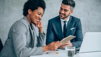 Empresarios conversan y analizan gráficos de inversiones a corto plazo.