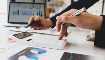 Un equipo de inversores analiza gráficos de tendencias sobre activos financieros.