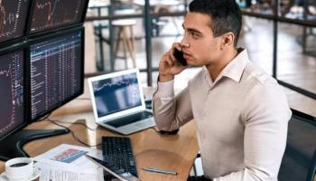 Joven inversor conversa por celular sobre cómo operar en la bolsa de valores Perú.