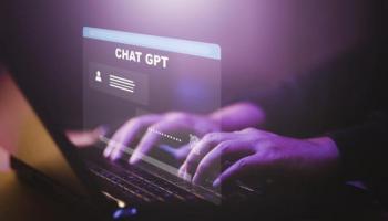 Una persona en un computador usa Chat GPT 4.