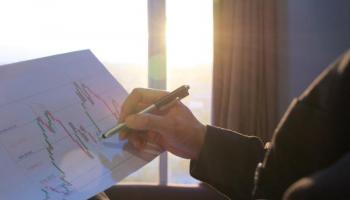 Un operador de acciones analiza un gráfico por indicador de fibonacci trading