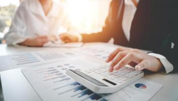 Empresarios calculan su presupuesto para decidir en qué invertir en Argentina.