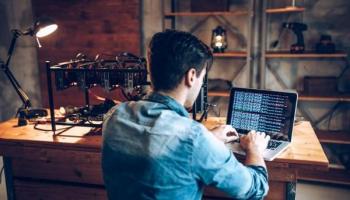 Minero de criptomonedas usando el algoritmo Proof of Work para participar en la red.