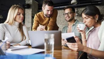 Equipo creativo de startups trabajando en una computadora. 