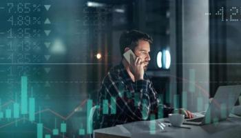 Trader investiga en su laptop sobre los tipos de acciones para invertir y tendencias.