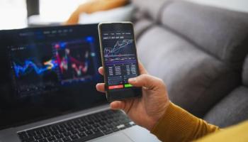 Trader opera desde sus dispositivos móviles a través un bróker de bolsa online.