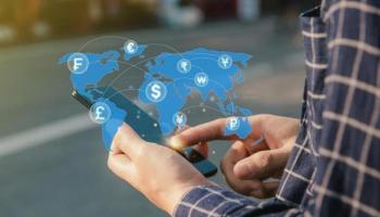 Un trabajador realiza desde el celular el envío de remesas a otro país.