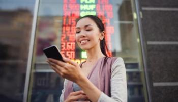  Una joven revisa en su celular la tasa de cambio del euro dólar. 