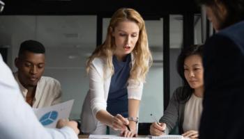 Un equipo de inversores revisan gráficos y conversa sobre los mercados futuros.