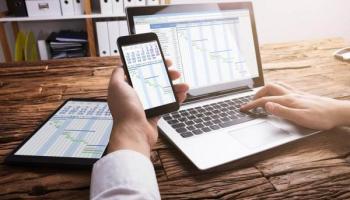 Un inversor revisa en sus dispositivos electrónicos el calendario económico.