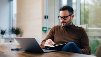 Un inversionista consulta en su laptop sobre fondos indexados.
