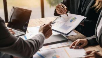 Inversores conversan y analizan cifras sobre fondos mutuos.