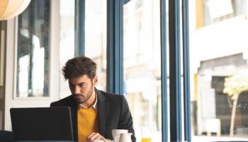 Un inversor investiga en su laptop sobre el mercado de derivados.
