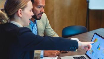 Inversionistas analizan gráficos sobre el mercado de renta fija.