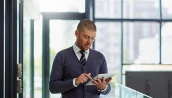 Inversor indaga en su tablet sobre market makers.